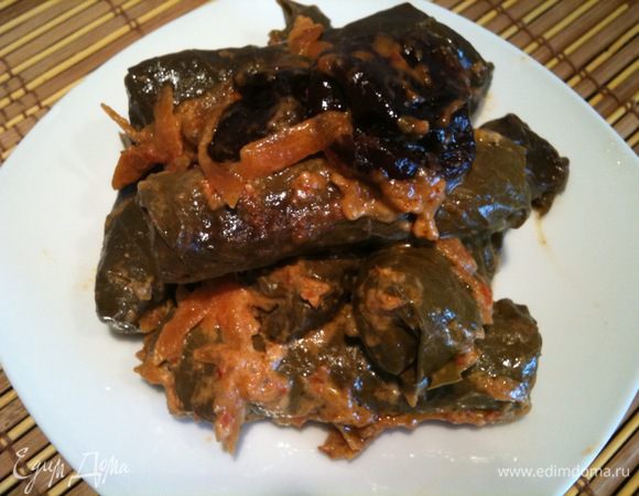 Подавать голубчики горячими со сметанкой, а можно и просто так... Очень вкусно подать с черносливом, который тушился вместе с ними. Приятного аппетита!