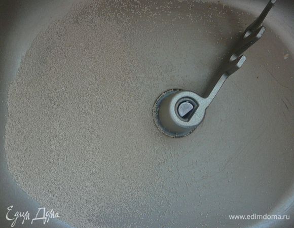 Я замешиваю тесто для пиццы в хлебопечи.Одевая насадку для ржаного хлеба.В хлебопечь высыпать дрожжи.