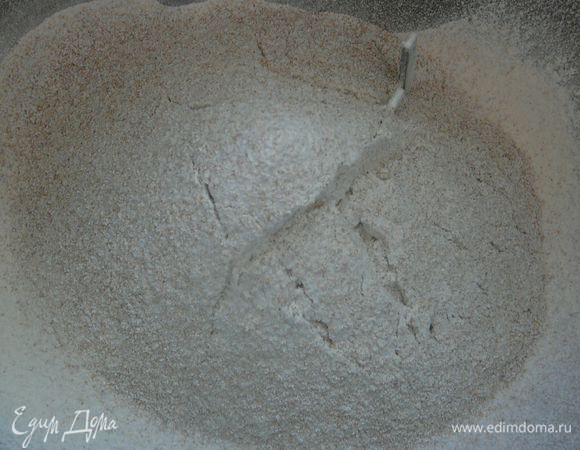 Затем добавить просеянную ржаную муку.