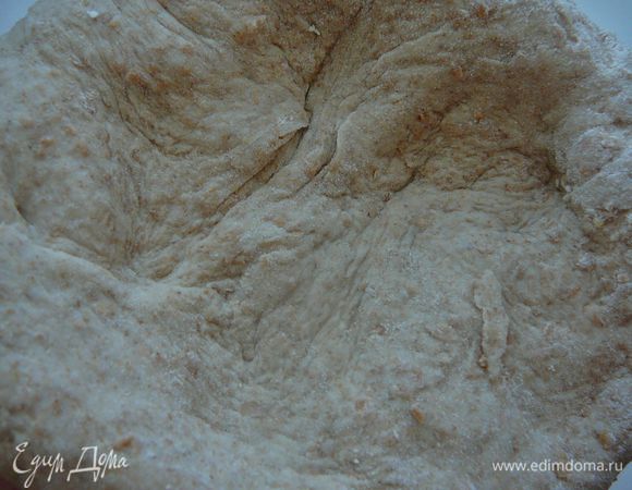 Воду.Воду вливайте постепенно,во время замеса теста,в первые 5 минут замеса.Я добавляла сначала 120 мл.,а остальные 20мл.по 10 мл во время замеса.Тесто в моей хлебопечи готово через 45 минут,даю ему еще постоять в печи 5 минут и сразу приступаю к изготовлению пиццы.