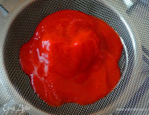 Быстро протираем через сито очищенные томаты в собственном соку и добавляем их к маслу с травами,подсаливаем по вкусу,ставим опять на средний огонь даем закипеть.