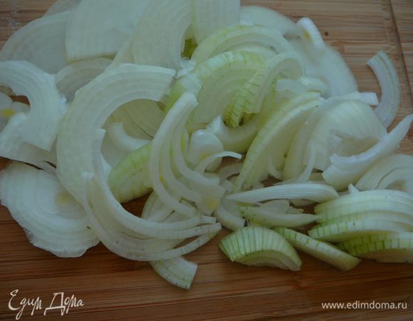 Лука нарезаем полукольцами.