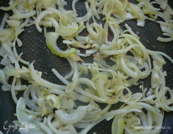 На смеси оливкового и сливочного масла обжариваем слегка лук,до состояния мягкости.