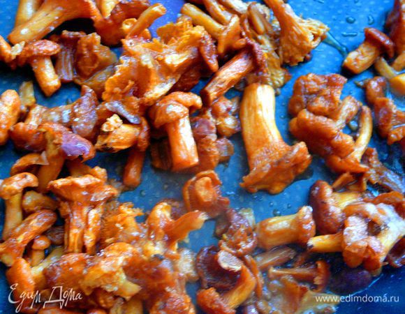 Лук переложить в емкость,а на сковороду на которой жарился лук выложить замороженные лисички,на среднем огне,накрыть их крышкой подержать минуты 3-4,затем снять крышку и помешивая дать лишней жидкости выпариться.Не пережарьте лисички!Они должны быть слегка влажными.