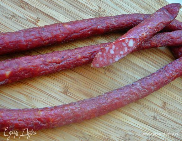 Колбаску протираем ватным тампоном смоченным с спирте или водке.(Не знаю почему я так делаю,но делаю так всегда с охотничьей колбасой).Возможно потому что ее чистить не надо,а употреблять колбасу лежавшую не известно где не очень вкусно:) 