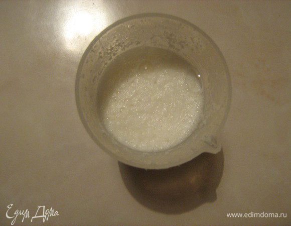 Запарить кипятком кокосовую стружку.