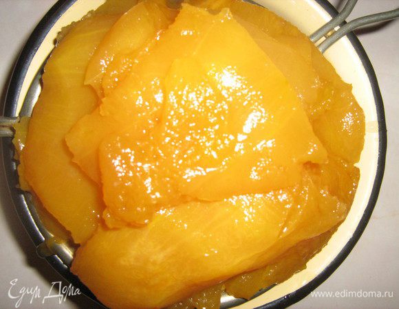 Тыкву запечь/отварить до мягкости, откинуть на дуршлаг, дать стечь воде.