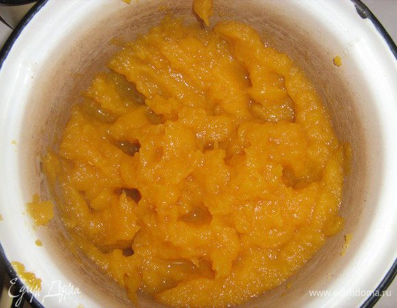 Тыкву пюрировать и опять откинуть на дуршлаг.