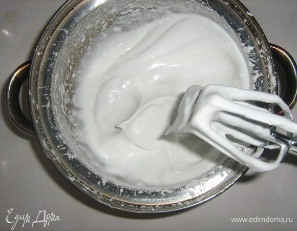 Белки взбить с одной третью сахара в крепкую пену.