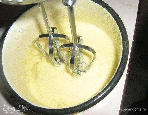 Желтки взбивать, постепенно добавляя сахар 5 минут.