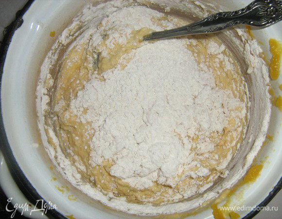 Соединить с тыквой, мукой и сметаной.