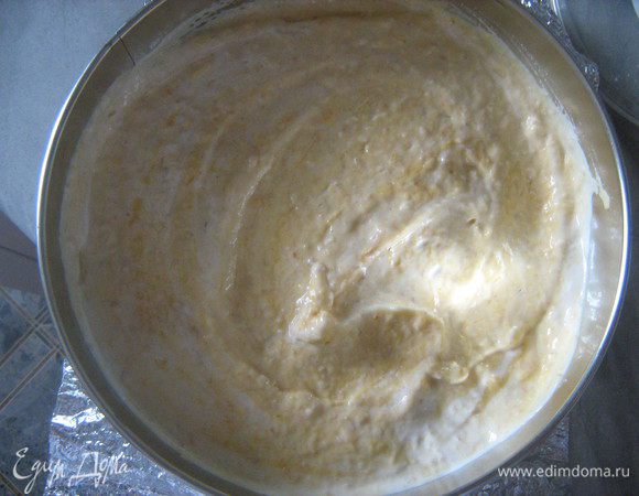 Духовку разогреть до 180 градусов, форму застелить фольгой или бумагой, смазать маслом вылить тесто, выпекать час. Остудить слегка, достать из формы
Полить глазурью или растопленным шоколадом украсить по желанию. Поставить минут на 20 в холодильник, чтоб застыл.