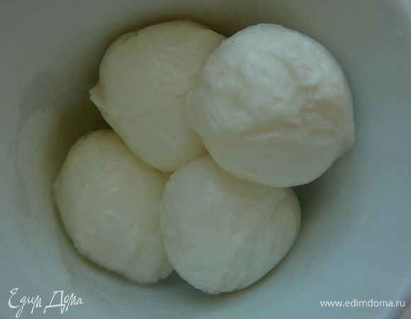 Сыр натираем на крупной терке.Я использовала смесь сыра,состоящую 50 на 50 из "Моцареллы" и обычного"Российского"сыра. 