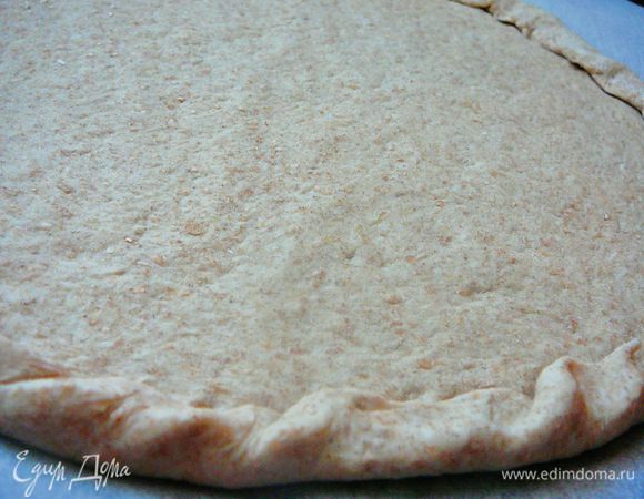Раскатываем тесто(один кусок),в круг примерно диаметром 26-28см.Переносим тесто на противень застеленный пергаментом,края теста защипываем делая небольшие бортики. 