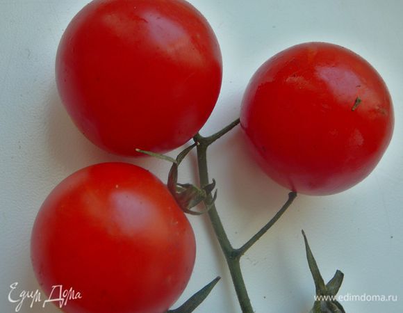 Затем достаем пиццу посыпаем тертым сыром и отправляем обратно в духовку еще на минут 5.Можно порезать кружками помидорки черри и уложить их поверх сыра.