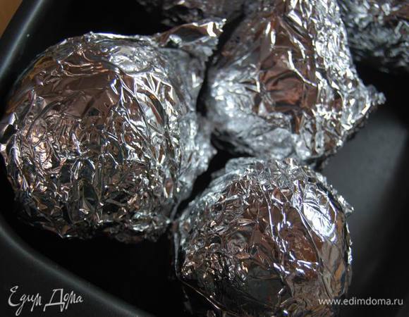 Свеклу запечем в духовке 40-60 минут. Остудим.