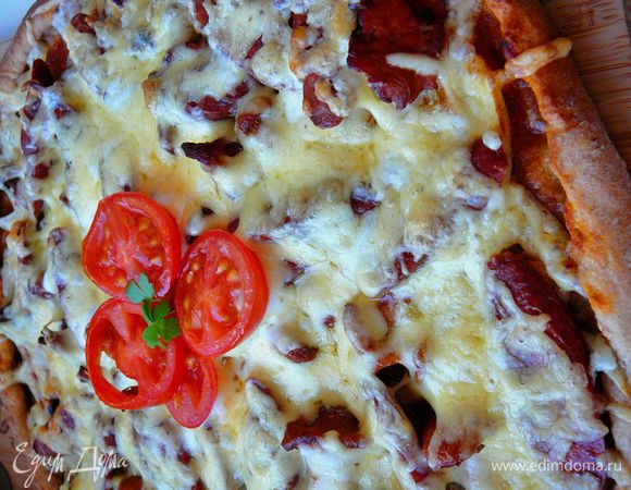 Достаем пиццу и нарезаем.