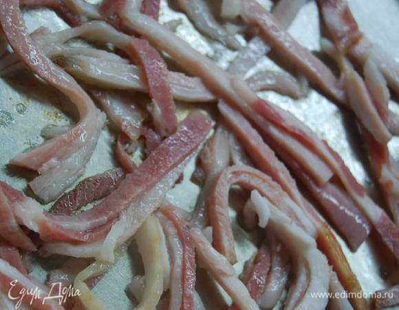 Бекон нарежем тонкими полосками и обжарим на сухой сковороде 3 минуты.