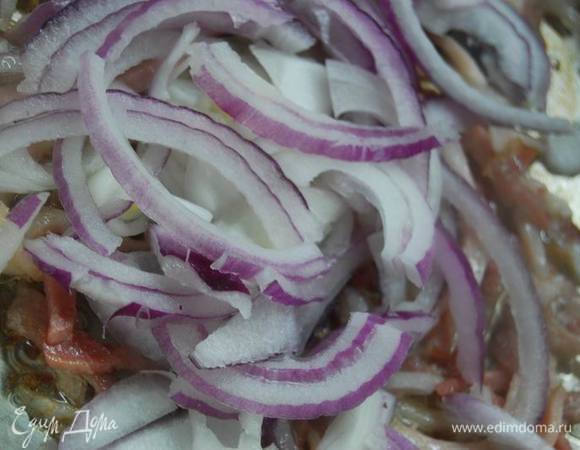 Лук нарежем полукольцами и добавим к бекону.