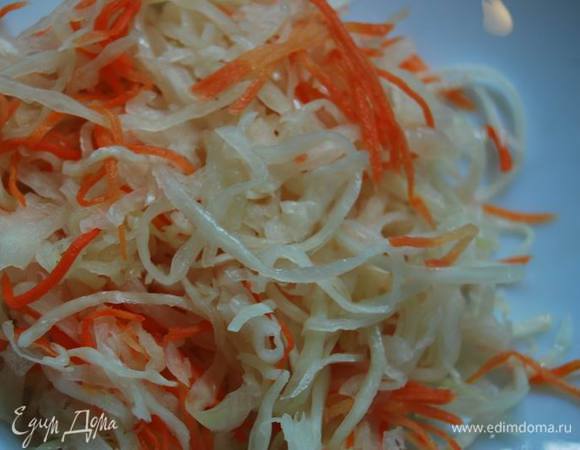 Выложим капусту,отжав лишний сок.