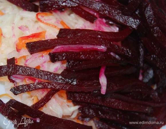 Добавим нарезанную соломкой свеклу.
