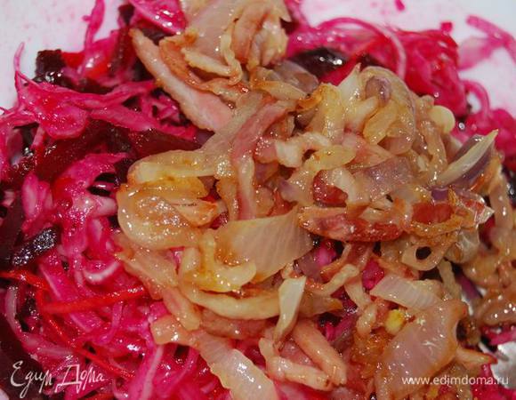 Перемешаем и добавим бекон с луком.