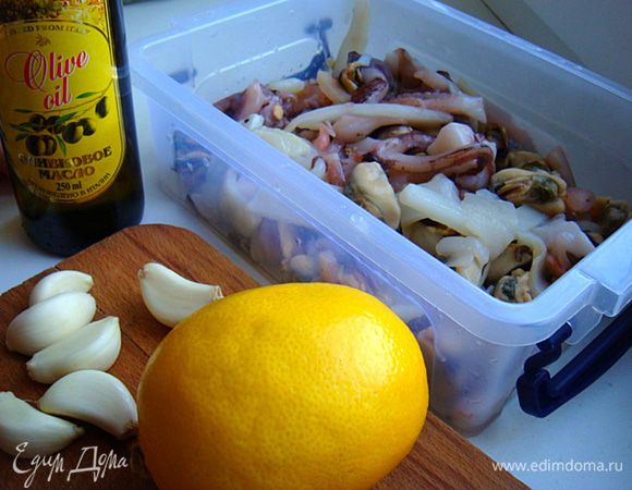 Морской коктейль разморозить. Хорошо промыть обсушить. 
Замариновать следующим образом: 1 ст.л.лимонного сока, оливк. масло- 2 ст.л. и мелкорубенный чеснок- все перемешать с морским коктейлем- мариновать 20 минут (берите стеклянную,эмалированную или пластиковую посуду именно для продуктов). 
