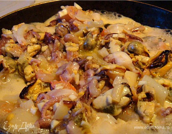 Приготовим соус бешамель из ру и молока. Ру- поджарить муку со слив. маслом на сковороде. Ввести в ру- молоко-интенсивно размешивая венчиком,чтобы не образовались комочки. Посолить. Порезать мелко зелень и ввести в соус. Переложить морепродукты к соусу, перемешать, снять с огня. 
Выкладываем на наши листы Лазаньи (будущие рулетики) по столовой ложке с горкой ачинку из морепродуктов. Сворачиваем рулетиками. Получится- 10-12 рулетиков. 
