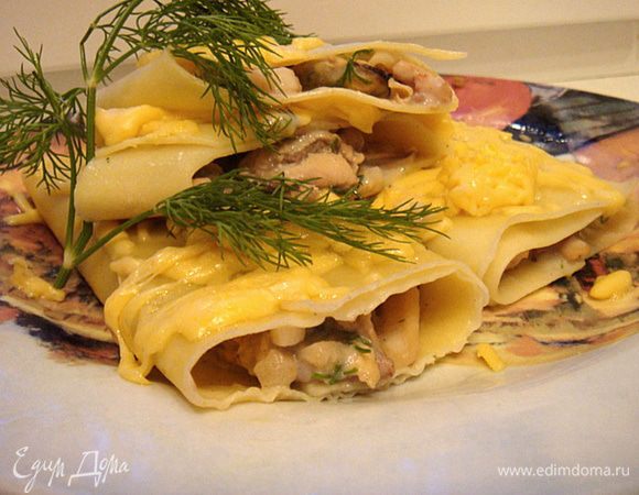 Место стыка (шов получившегося рулетика оставляем сверху. Присыпаем рулетики тертым сыром и отправляем в микроволновку под гриль на 3-4 минуты (или в духовку под гриль). 
Подавать в горячем виде как закуску или основное блюдо. 