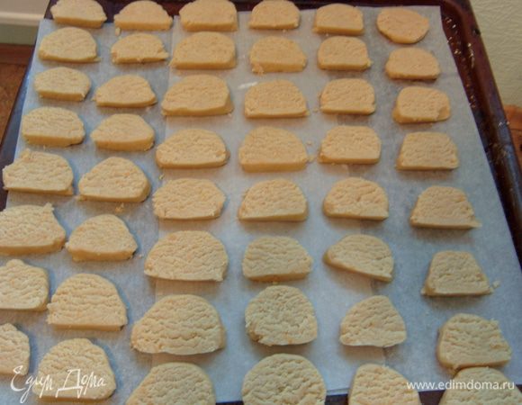 Выстелить противень пекарской бумагой, смазать ее маслом/маргарином и выложить печенье