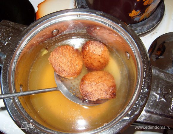 Вынуть готовое печенье, дать немного остыть. Затем по 2-3 штуки окунать в сироп на 1-2 секунды при помощи шумовки.