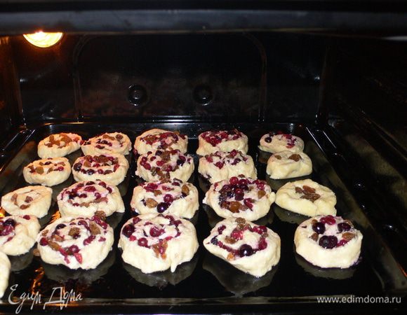 Выложить на противень смазанный растит. маслом, каждую "улитку"слегка приплюснуть. Выпекать при t180 20-40минут