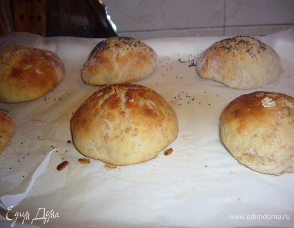 сформировать булочки,посыпать маком или отрубями и выложить на пергамент/в разогретую духовку 180 г-15 мин/