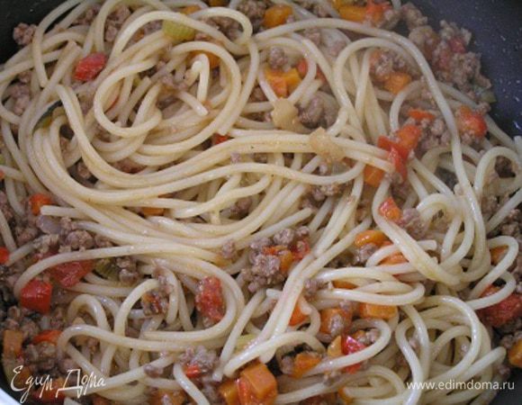 Выложить пасту в рагу, посыпать мелко нарезанной петрушкой и тертым сыром.