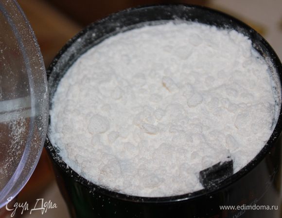 Для крема растереть в сотейнике 2 желтка с половиной оставшегося сахара (в моём случае — сахарная пудра). У меня мало опыта в приготовлении такого крема, поэтому делала на водяной бане.