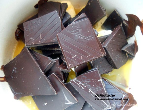 Мятный шоколад поломать и вместе с маслом растопить на медленном огне, или на водяной бане, помешивая.