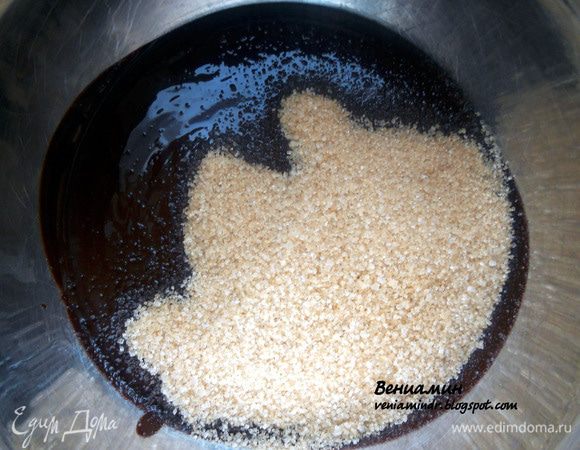 Добавить сахар и немного растереть смесь лопаткой/вилкой.