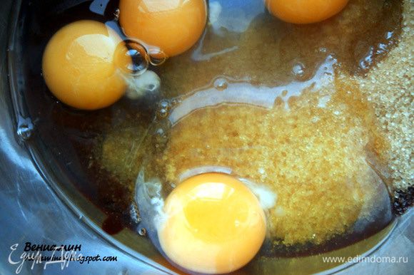 Ввести яйца, предварительно их не взбивая, размешать.