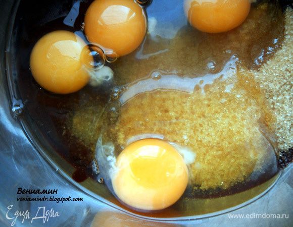 Ввести яйца, предварительно их не взбивая, размешать.