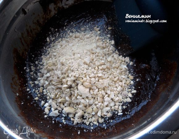 Присоединить измельченный кешью ***достаточно сильно измельчал, можно сохранить более крупные куски***.