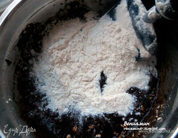 Просеять муку и еще раз хорошо размешать. Тесто получится достаточно вязким и густым.