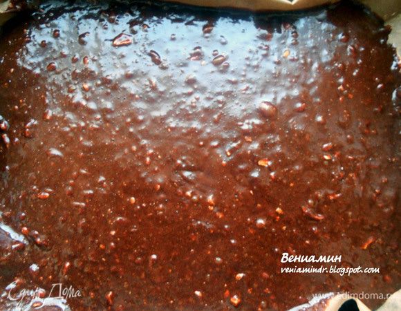 Форму застелить бумагой для выпечки, слегка смазанной маслом, распределить тесто. Выпекать в предварительно разогретой до 180+- духовке около 10-12 минут - тесто должно слегка схватиться по краям (держать форму), но верх и сердцевина оставаться мягкими.