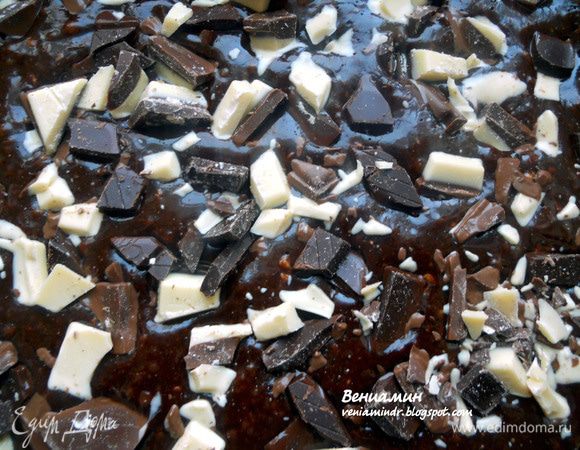 Достать брауни из духовки, равномерно распределить шоколад по поверхности, часть можно "утопить" с помощью деревянной палочки. Вернуть в духовку и довести до готовности. Вообще брауни готовится не более 20 минут (зависит, конечно, и от свойств духовки), но в данном случае я позволил увеличить время до 22 минут (в связи с обилем шоколада). В горячем виде он будет очень влажным и на вид непропеченным, но когда он дойдет - все будет совершенно прелестно! Только нужно сначала его остудить при комнатной температуре, а затем хотя бы часа 2 выдержать в холодильнике. И вот оно, мятное и чрезвычайно шоколадное БРАУНИвое счастье готово!:)))