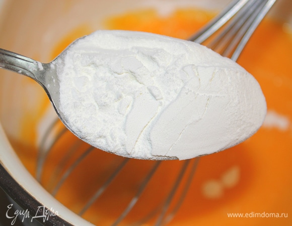 Взбивая, добавить крахмал и 3 столовые ложки муки. Не прекращая взбивать, влить тонкой струйкой горячее молоко. Все время помешивая (это важно), довести смесь до кипения. Готовить 1 минуту. Снять с огня, добавить 60 грамм сливочного масла. Накрыть и оставить остывать при комнатной температуре.