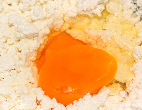 Творог взбить миксером с оставшимся сахаром. Продолжая взбивать, добавить остывший крем и 2 желтка. С апельсина снять цедру и добавить к творогу. Можно добавить корицу и цукаты (я не стала добавлять).