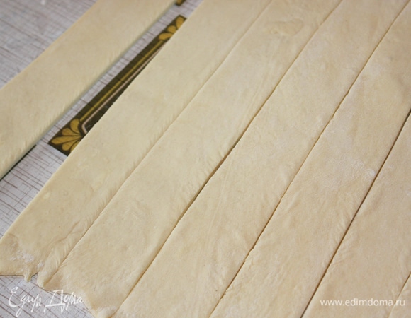 Раскатать вторую часть теста. Порезать на полоски шириной 2,5–3 см. У меня получилось 6–7 полосок. Думаю, все зависит от диаметра формы которой вы пользуетесь (моя 26 см в диаметре).