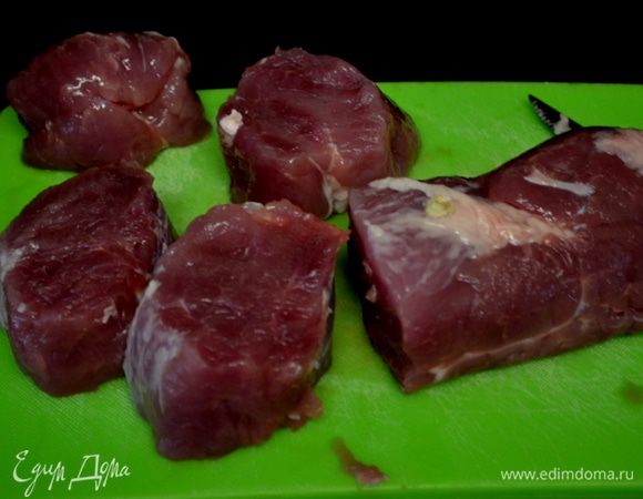 Разогреть гриль,сбрызнуть спреем.Свиную вырезку порезать на медальоны не  тонко.
Для глазировки смешать в блендаре ананасы,корич.сахар и чеснок до мягкого состояния.Половину глазировки отложить в сторону, остальную часть в пластиковый пакет.