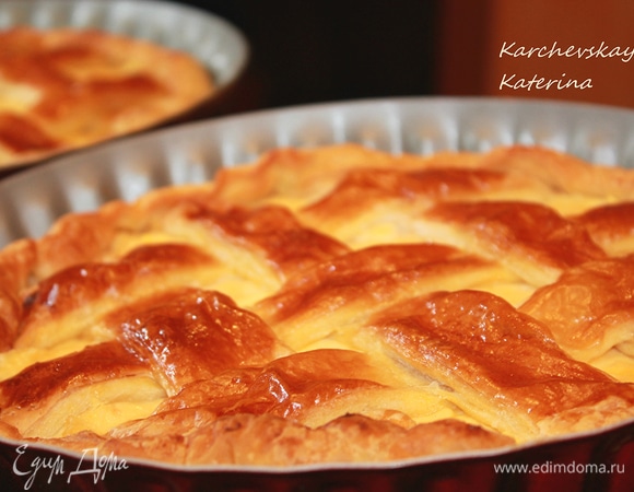 Поставить пирог в разогретую до 180°C духовку на 1 час 30 минут. Через 50 минут обязательно накрыть сверху листом фольги. У меня очень быстро зарумянился пирог, через 30 минут. Лучше заглянуть в духовку раньше, чтобы не пропустить момент.