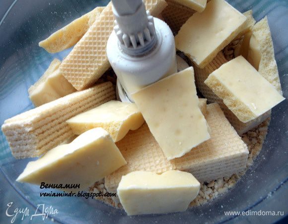 Добавить вафли (150 гр.) и шоколад, продолжать измельчать. 