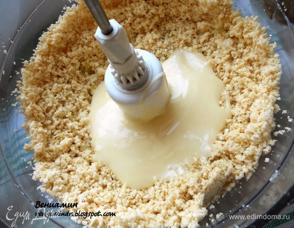 Добавить сгущенное молоко и лаймовый сок и включить комбайн еще на пару секунд, чтобы ингредиенты хорошо смешались. 